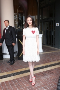【353】杨颖angelababy白色裙子红高跟240P 1.5G 极品