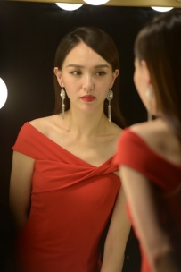 【617】唐嫣 广告拍摄 黑色皮衣+红裙高清定妆 多面部特写283P 单张10M 2.83g